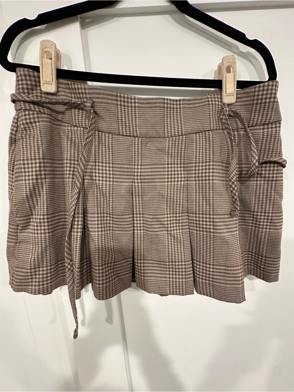 Hollister Plaid Pleated Mini Skirt in Taupe and Cream